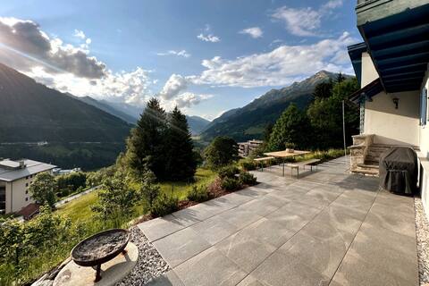 Charming chalet w/ sauna + VIEWS!