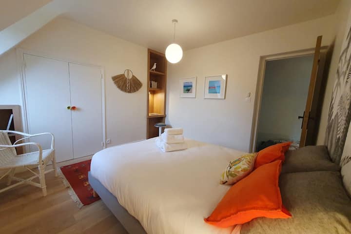 Izba 2 na poschodí s malou manželskou posteľou. Posteľná bielizeň a posteľná bielizeň profesionálna POSTEĽNÁ BIELIZEŇ.