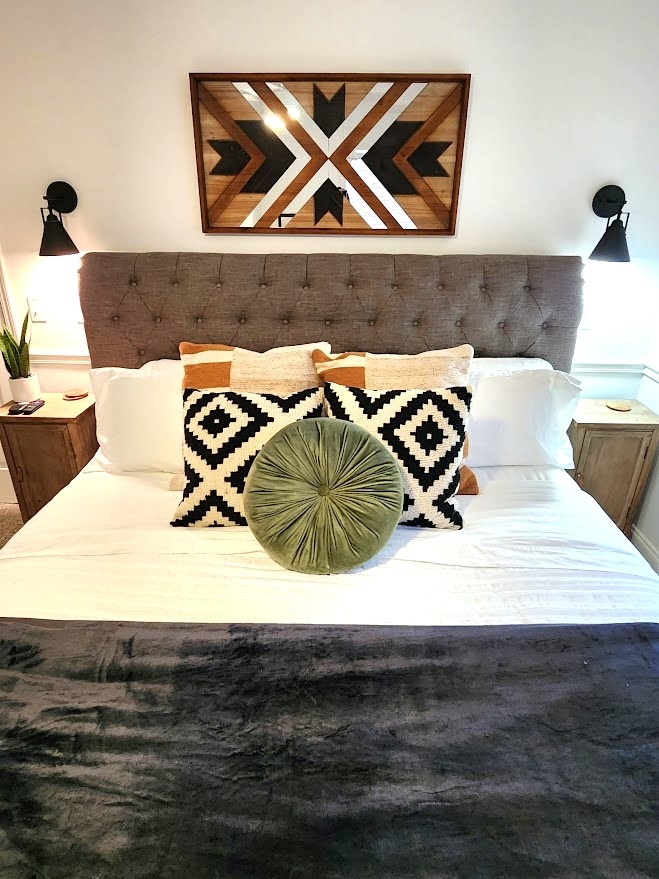 Spálňa č.2 na poschodí: Táto spálňa má šatník a pohodlnú manželskú posteľ. V tejto miestnosti je dostatok úložného priestoru. 