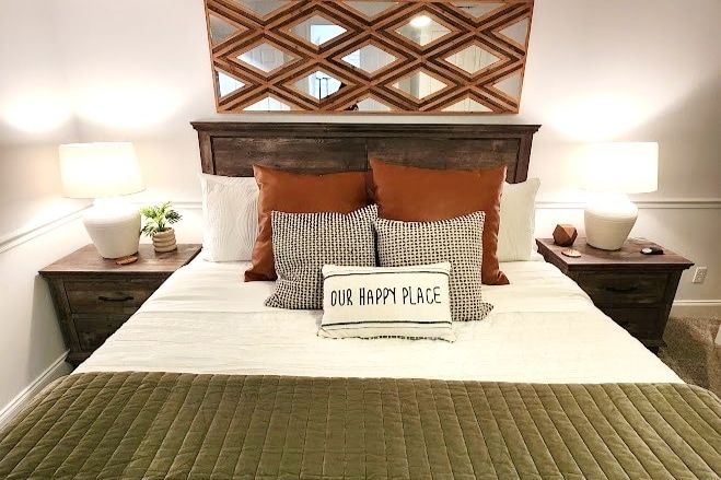 Spálňa č.1 na poschodí: Táto spálňa má šatník a pohodlnú manželskú posteľ. V tejto miestnosti je dostatok úložného priestoru. V tejto izbe sa nachádza priľahlá izba s manželskou posteľou. 