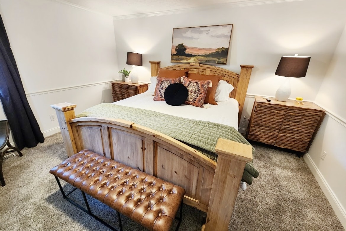 Hlavná spálňa - táto spálňa sa nachádza na prízemí s vlastnou hlavnou kúpeľňou. Je vybavený manželskou posteľou King a kombináciou sprchy a vane v hlavnej kúpeľni. 