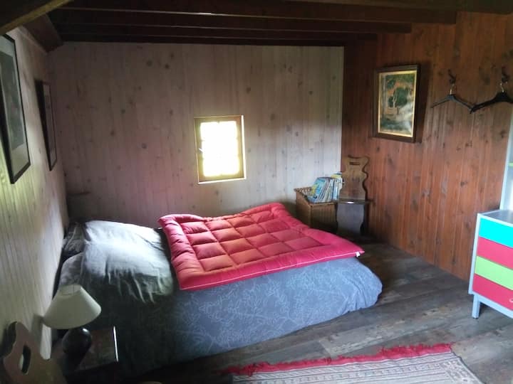 Dhoma e gjumit. Dysheku është një futon me cilësi shumë të mirë i bërë në Ardèche me një mbajtëse për një mirëseardhje të butë, në një kuti pranverore me pllaka.