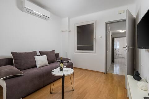 Top performing Airbnb: Main View Apartment in Mjesni Odbor školjić Stari Grad