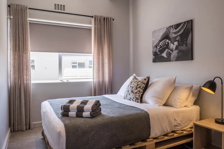 Dhomë gjumi me gardërobë të madhe dhe ekrane mushkonjash në dritare