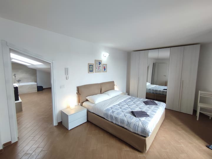 带独立浴室的卧室