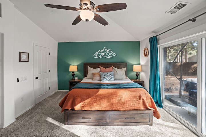 Despiértate lentamente en una cama tamaño king hecha para mañanas acogedoras en la montaña, puntos extra si hay nieve afuera.

