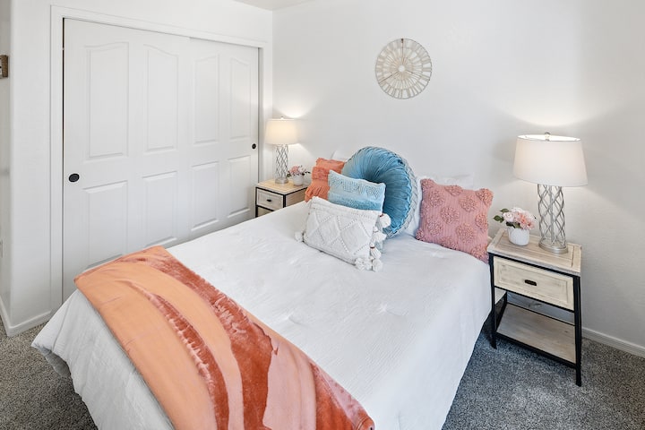 Una habitación tranquila con una cómoda cama tamaño queen, iluminación suave y un ambiente acogedor, perfecta para acurrucarse después de un día entre los pinos.

