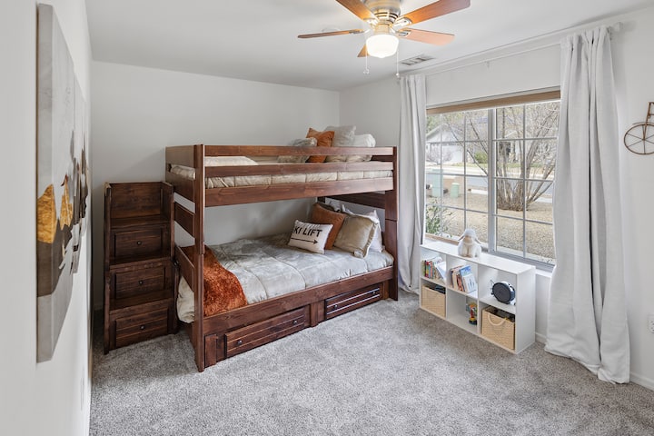 Literas, libros y grandes ventanales: este es el lugar ideal para las aventuras de los niños, las fiestas de pijamas de los hermanos y los cuentos para dormir.

