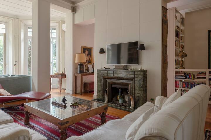 Amazing House – 4 Bedrooms with Private Garden gallery image 2