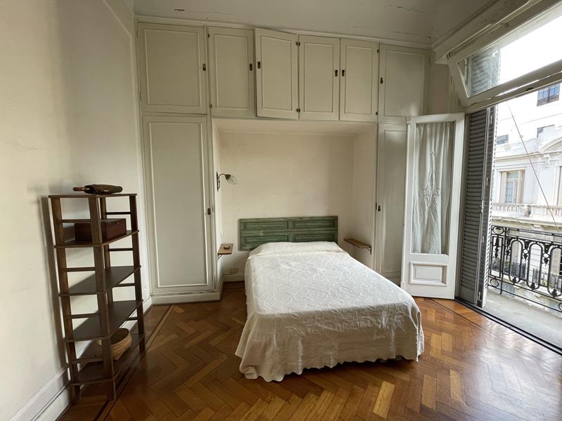 Habitación con balcón al frente en Balvanera