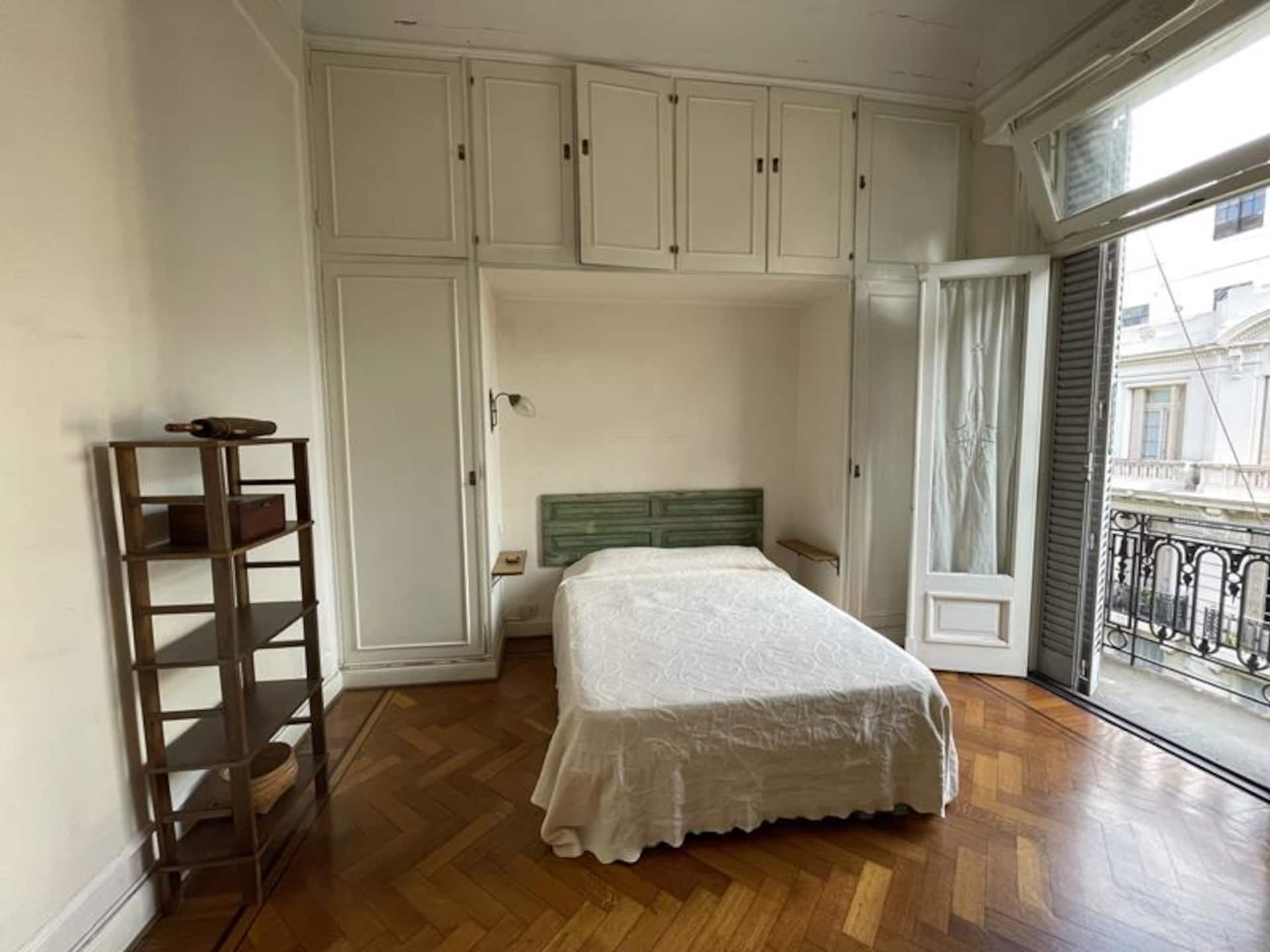 Habitación con balcón al frente en Balvanera