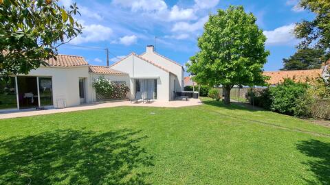 Large, comfortable, quiet house near the beach
