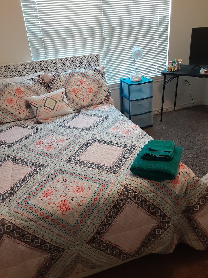 Много удобно свежо легло с 10 - инчов матрак.