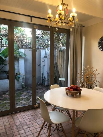 Sunny Blue cottage – lifestyle & location gallery image 4