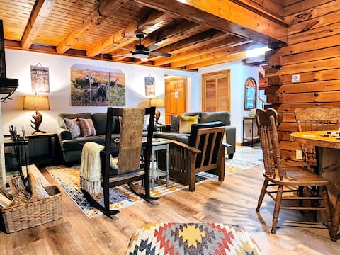 Top Airbnb: Lodge w/Hot Tub Surrounded by Nature 5mns to Gore in North Creek