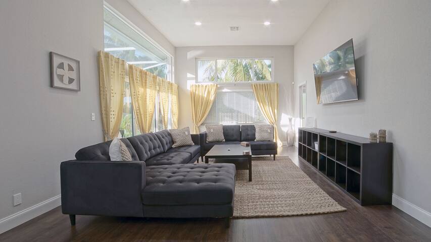 Modern House Heated Pool Gourmet Kitchen Pets gallery image 3