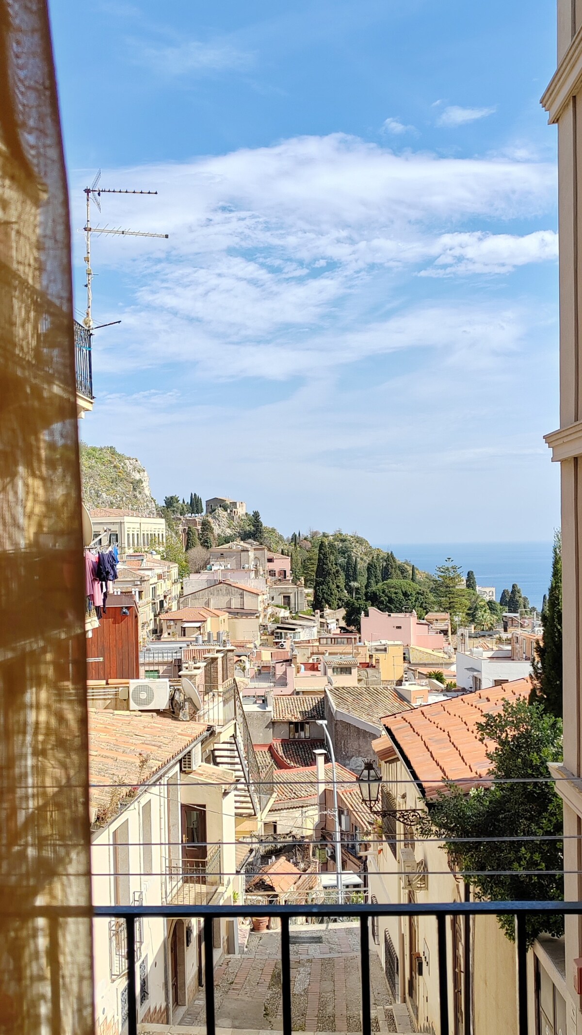 卧室阳台上有美丽的市中心和海景。