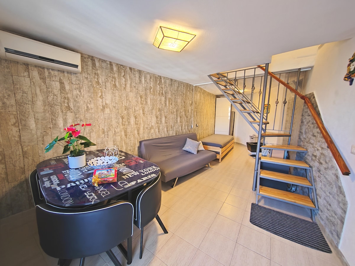 房子没有。 2台逆变空调，一台位于一楼的起居区，另一台位于一楼的卧室。 空调在夏季可用于制冷，冬季可用于制热。
