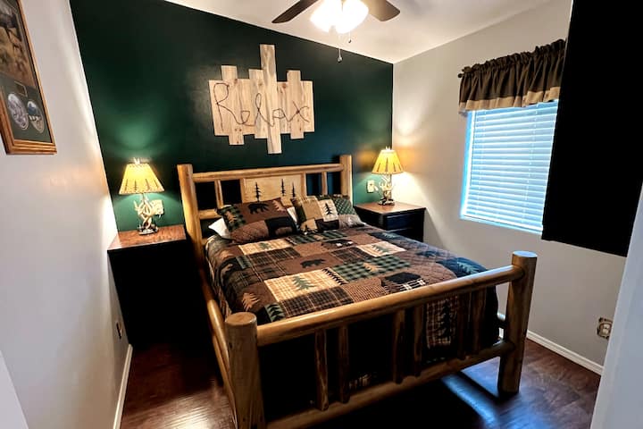 ¡Relájate y disfruta de un buen descanso nocturno en esta increíble habitación! 