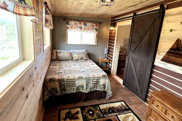 ¿Qué dormitorio es tu favorito? ¡No podemos decidir y los amamos a ambos! ¡Este dormitorio tiene vistas espectaculares, una puerta corrediza en el granero y una cama muy cómoda!