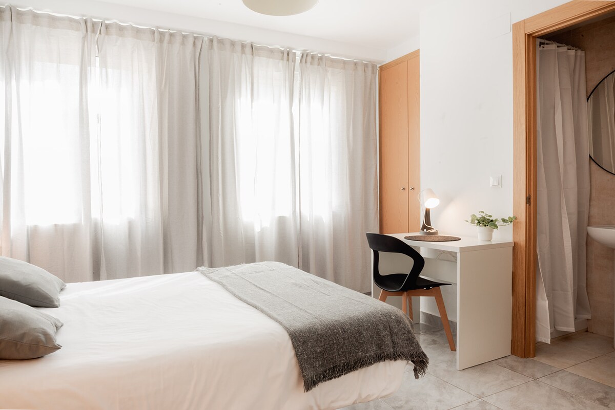 Popular Airbnb listing: Centric 3 bedrooms Apartment with WIFI in El Pla Del Real