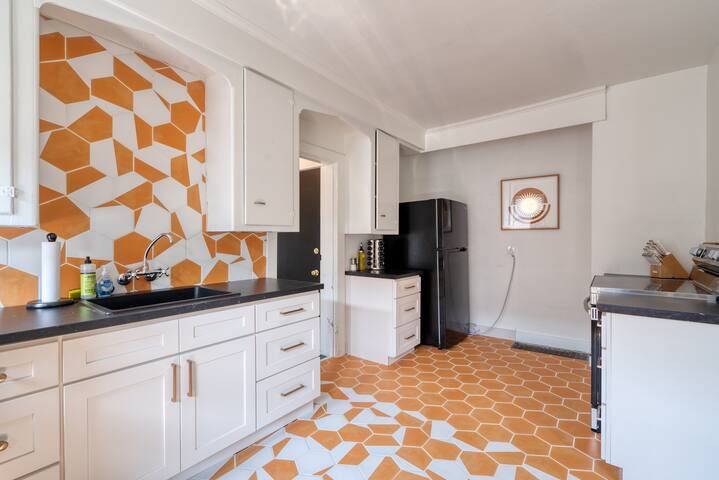 Warhol Suite – Art Deco Apartment – 92 WalkScore gallery image 3