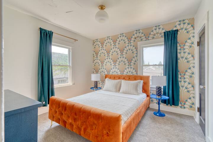 Warhol Suite – Art Deco Apartment – 92 WalkScore gallery image 2