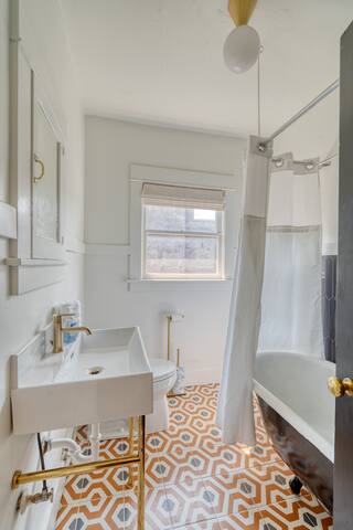 Warhol Suite – Art Deco Apartment – 92 WalkScore gallery image 4