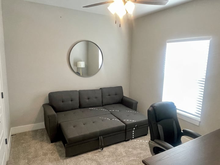 Საძინებელი 3 მწვრთნელი საწოლში ჩადის. Თეთრეული მდებარეობს კარადაში. 