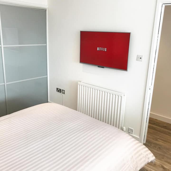 من لا يحب مشاهدة نيتفليكس بينغ أثناء الاستلقاء على السرير..