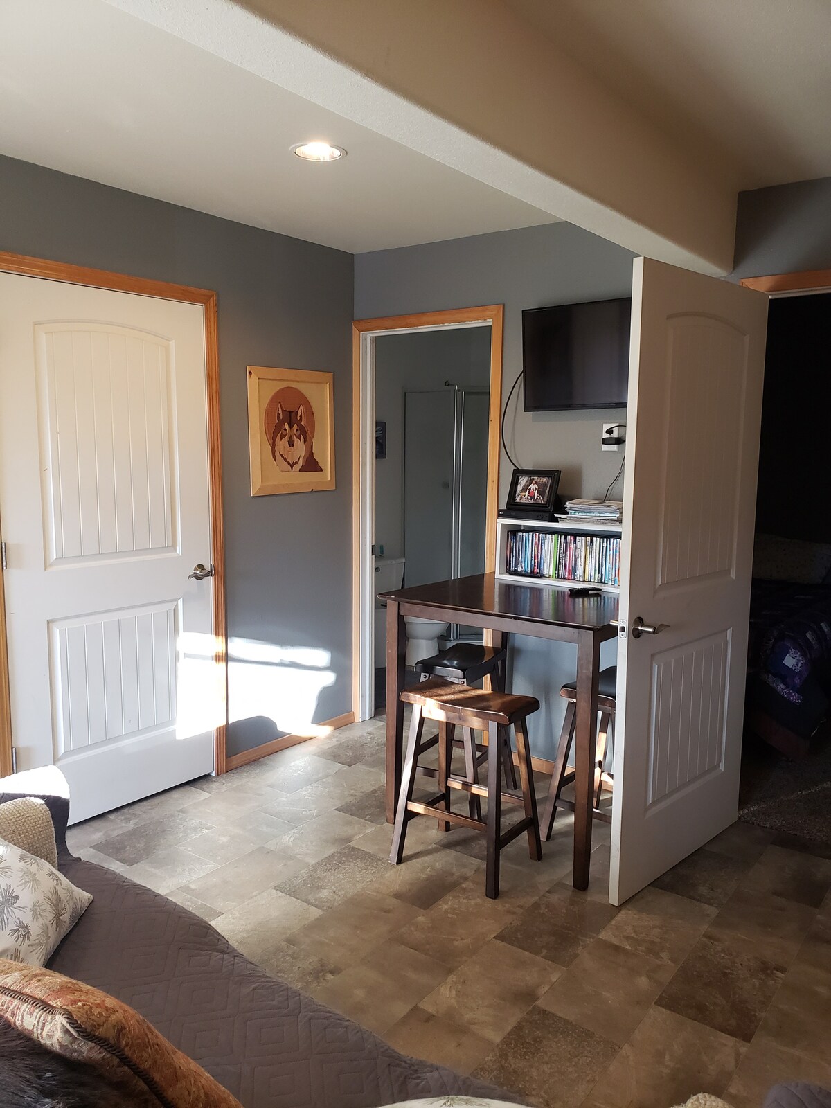 Mali stol za ured ili prostor za jelo... Nekoliko DVD-ova za gledanje na našu zabavu. Nema kablovske.