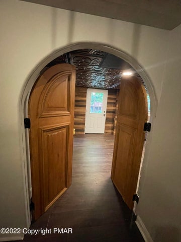 Mlango wa kuingia kwenye chumba cha kulala cha kiwango cha chini kilicho na kitanda aina ya queen na kitanda pacha.  Chumba hiki cha kulala kinashiriki bafu la ukumbi kwenye ngazi hii.