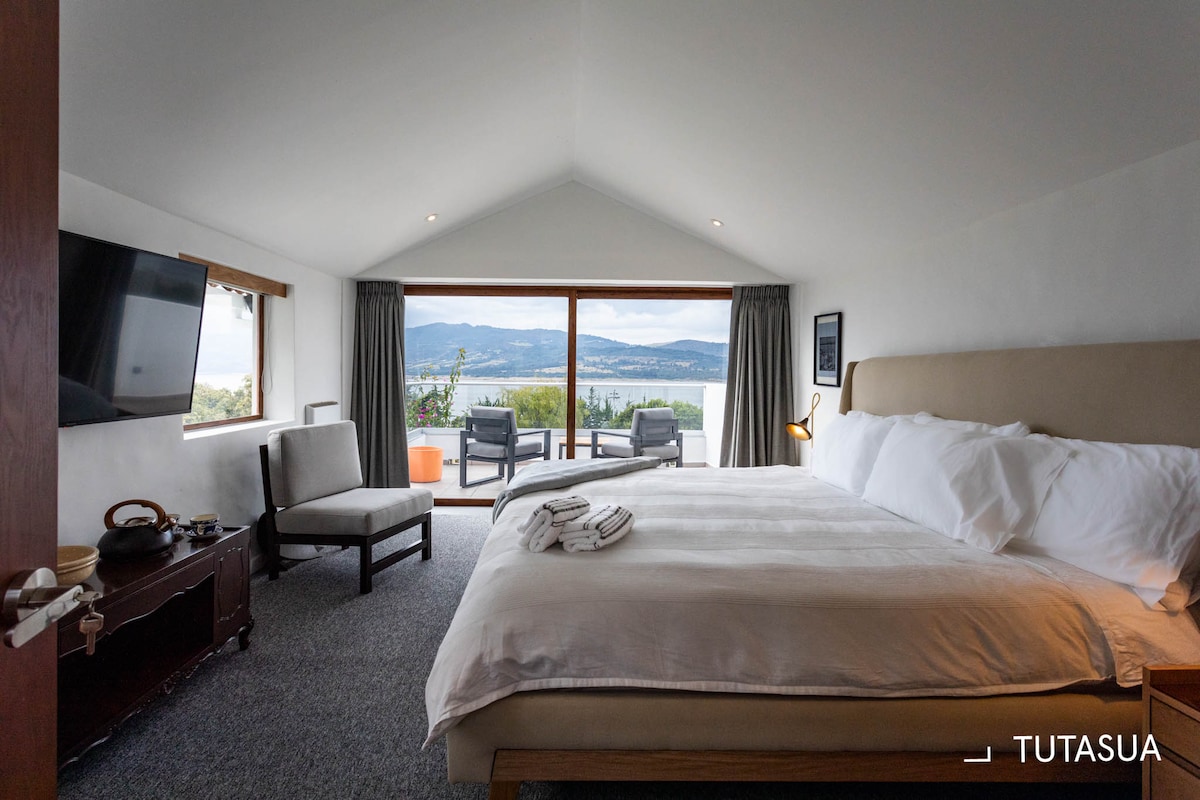 Hlavná spálňa s výhľadom na jazero