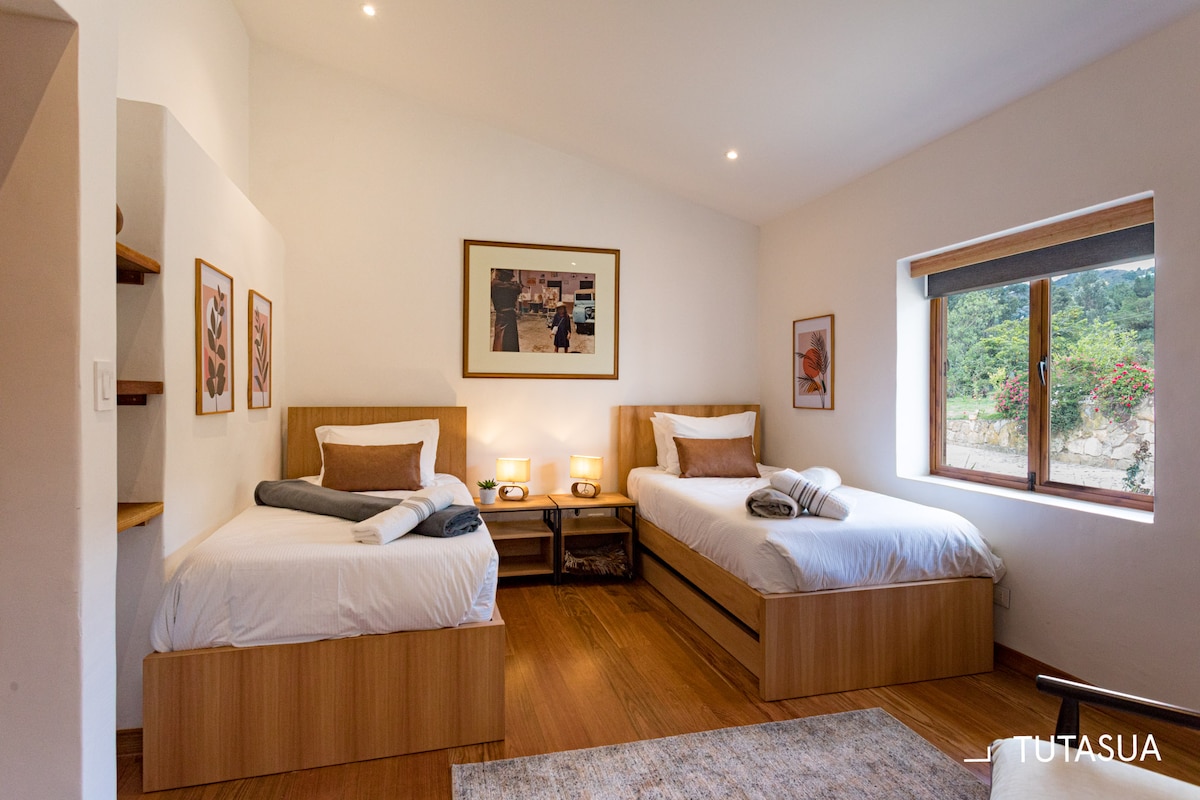 Severná izba postavená ako dve dvojčatá s výsuvom, ale môžu to byť aj jeden kráľ. 