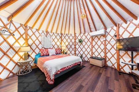 Romantic Luxury Glamping Yurt on 1 Acre!