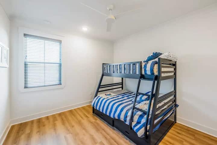 ห้องนอนที่ 3 เตียงสองชั้นฟูกนอนขนาดใหญ่และเตียงเดี่ยว