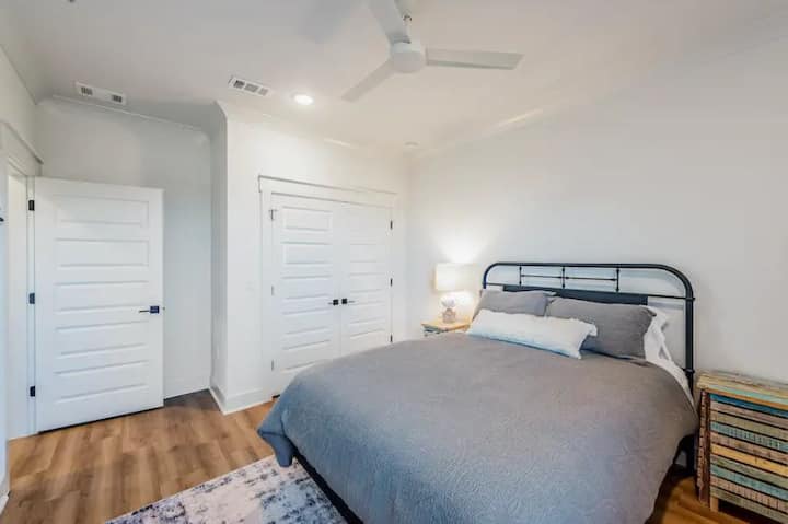 ห้องนอน 2 ฟูกนอนขนาดควีนไซส์ 