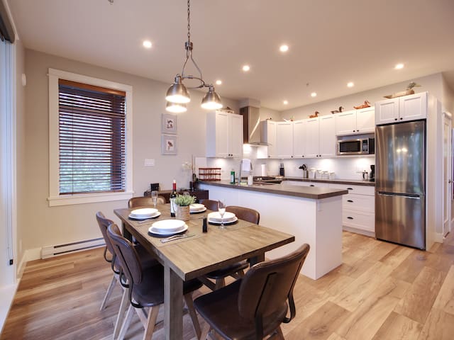 The Salty Dog| Oceanfront Getaway + Great View