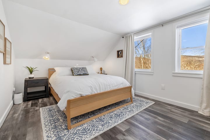 "The Vermeer Room" (Girl with a Pearl Earring) è una delle due camere da letto al piano superiore di Hideaway Mountain. 

Letto queen-size con luci da lettura, comodini, tende oscuranti e cabina armadio.