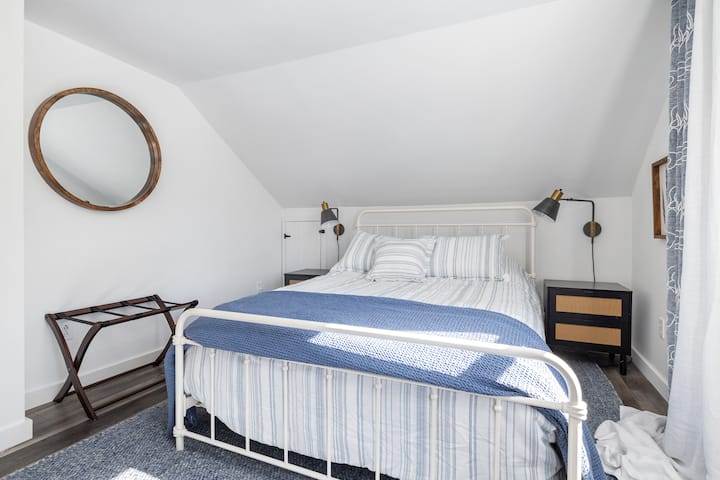 "La stanza blu" è una delle due camere da letto di alto livello. Include un letto queen-size con luci da lettura, comodini, portabagagli e un ampio armadio. 

Sia la biancheria in cotone che quella di flanella sono a disposizione di tutti i letti.