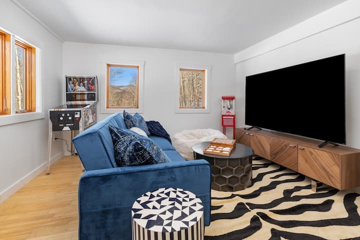 Tempo di gioco! Hideaway Mountain potrebbe essere appartato, ma di sicuro non è noioso! La nostra sala giochi dispone di un divano letto, una TV da 75", una macchina per popcorn, una poltrona a sacco di grandi dimensioni e tre giochi arcade. Il supporto TV è pieno di giocattoli per bambini piccoli!