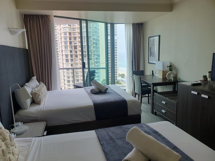 Classy Upmarket Hotel / Top Location / Queen Beds - Surfers Paradise