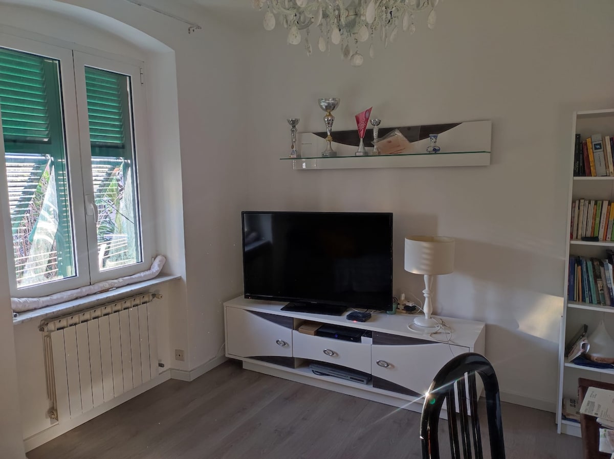 50英寸电视，免费观看天空节目，客厅舒适宽敞。  