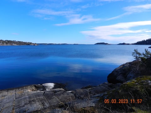 Gem right on the edge of the lake!. Nice view .