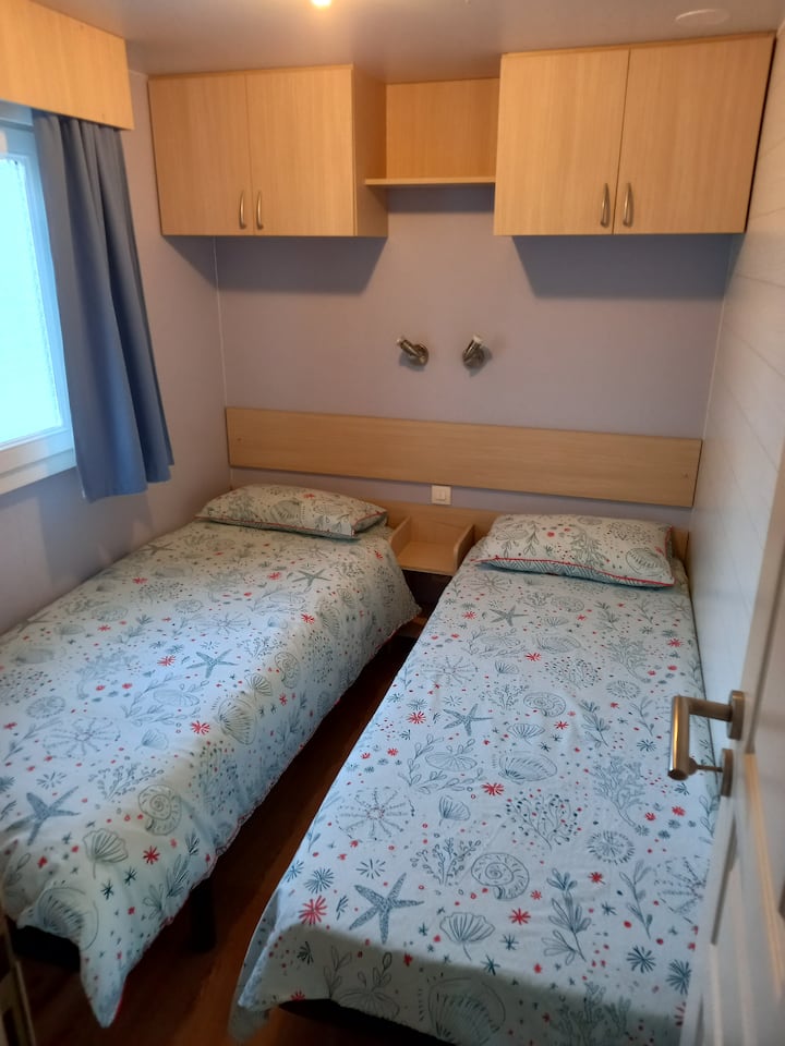 chumba cha kulala vitanda 2 sentimita 80 x sentimita 190. Taa za kando ya ukuta.