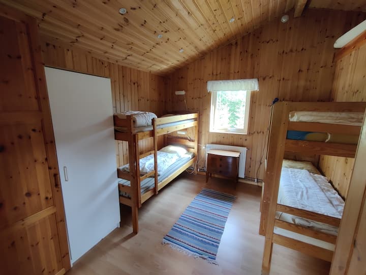 Slaapkamers met tweepersoons stapelbedden en kasten