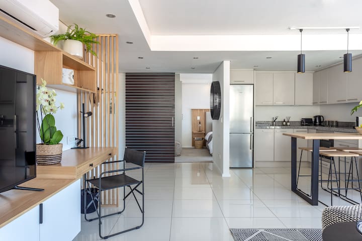 Newly furnished designer apartment Greenpoint. gallery image 2