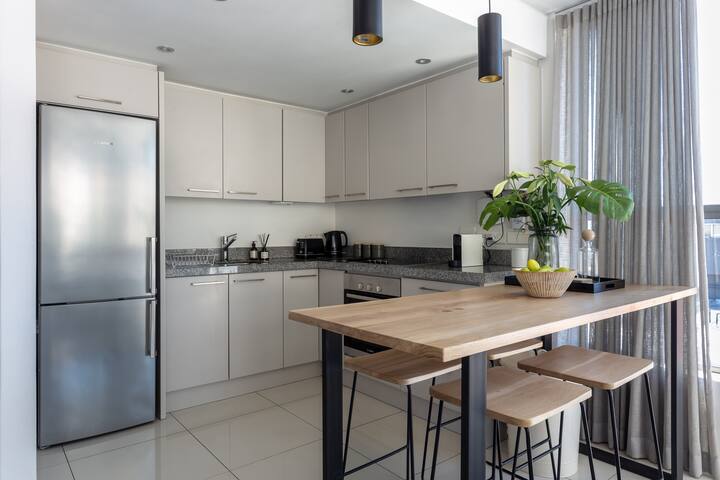 Newly furnished designer apartment Greenpoint. gallery image 5