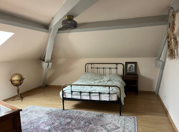 Spavaća soba na 2. katu s bračnim krevetom širine 140 cm + 1 dječji krevet (90 x 140) 