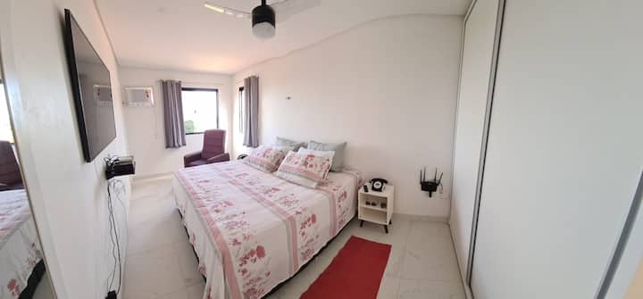 Cama tamaño king, aire acondicionado, ventilador de techo, televisor de pantalla LED de 55pies, armario y silla de papá 